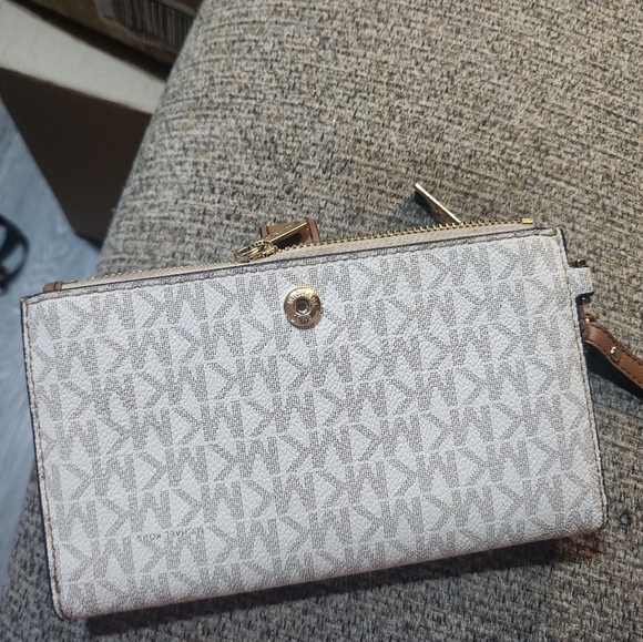 Wristlet phone case - Picture 5 of 9